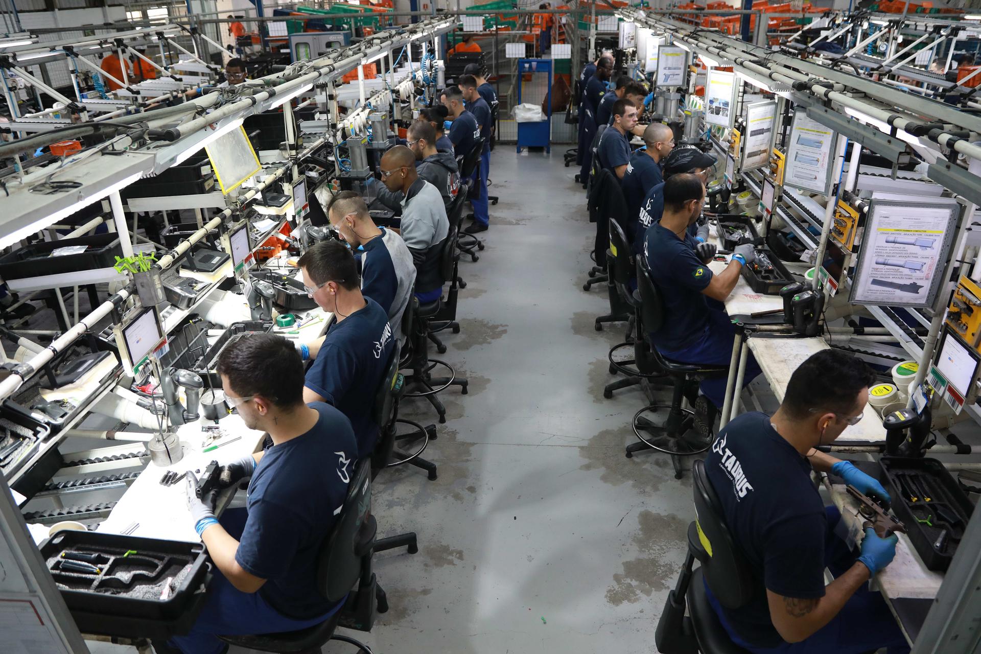 Fotografía de archivo que muestra a trabajadores de la empresa brasileña Taurus. EFE/ Silvio Avila