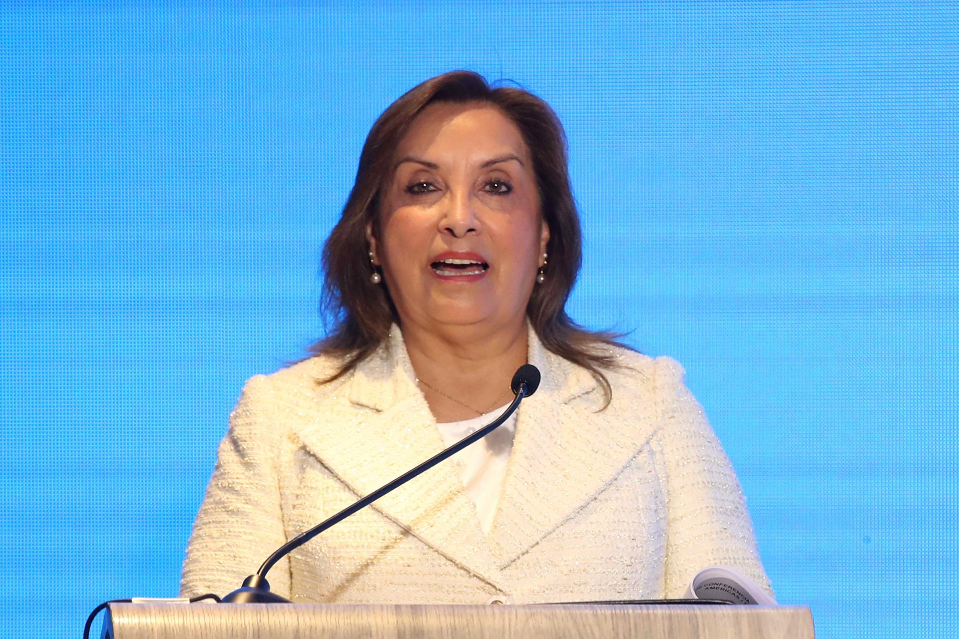 Fotografía de archivo de la presidenta de Perú, Dina Boluarte, durante una alocución, en Lima (Perú). EFE/Paolo Aguilar