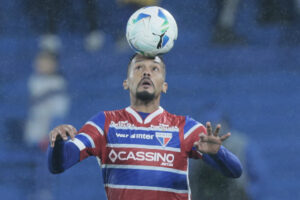 Bruno Pacheco de Fortaleza controla el balón en un partido de la Copa Libertadores. EFE/ Adan González