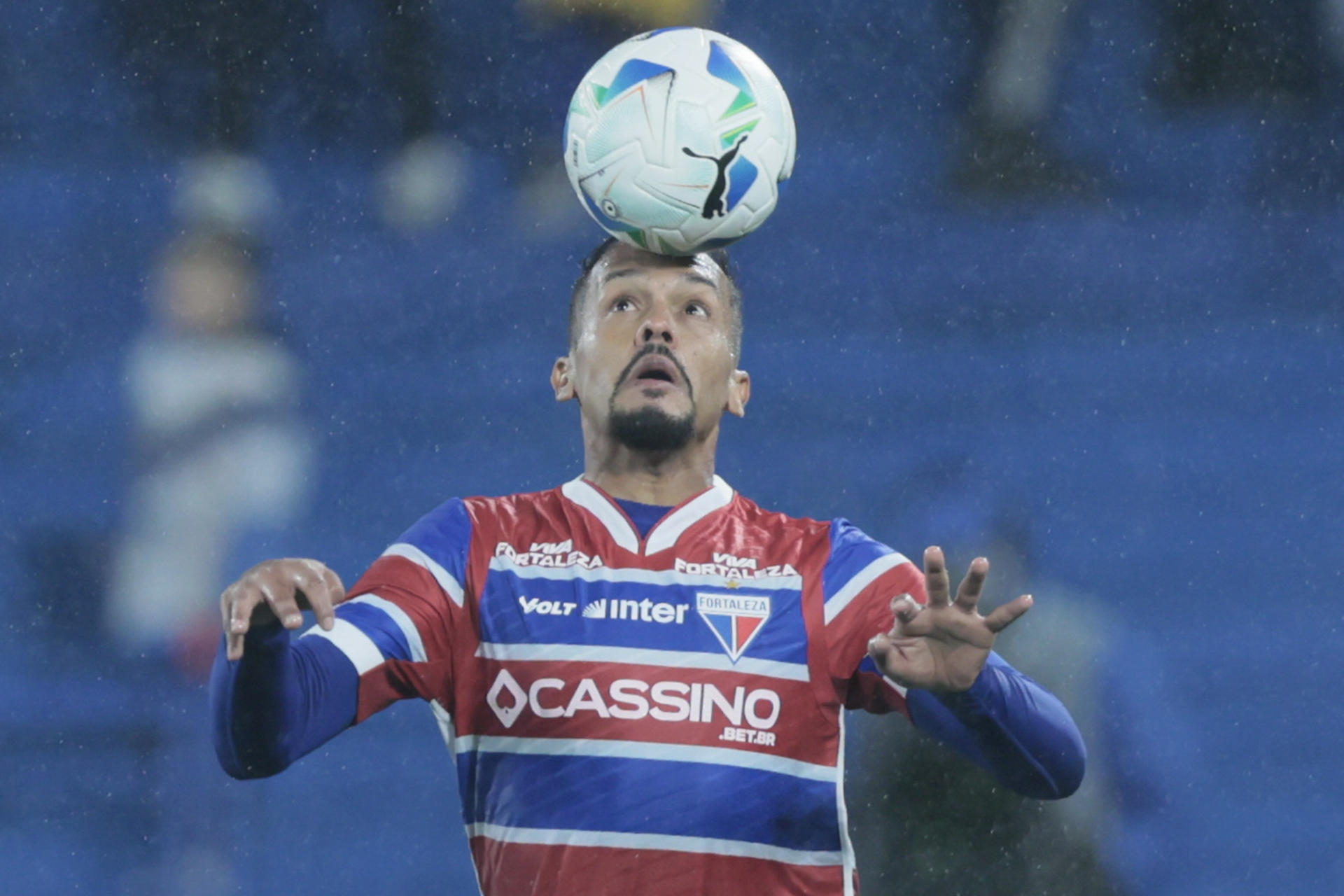 Bruno Pacheco de Fortaleza controla el balón en un partido de la Copa Libertadores. EFE/ Adan González