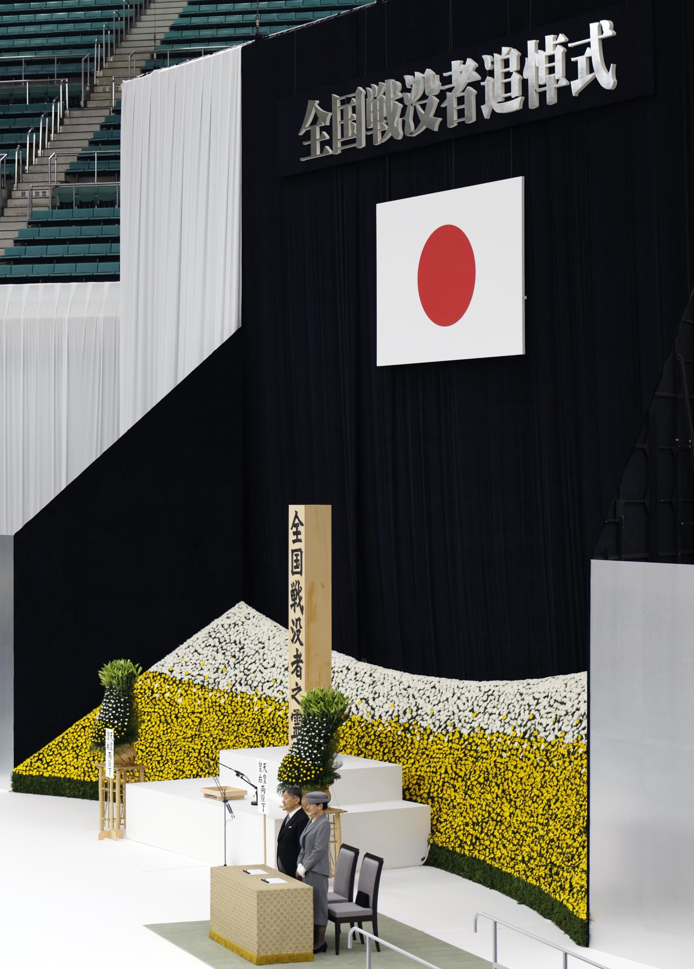 El emperador japonés Naruhito y la emperatriz Masako asisten a la Ceremonia Nacional Conmemorativa de los Muertos de la Guerra en Tokio, Japón, el 15 de agosto de 2025, marcando el 80 aniversario del final de la Segunda Guerra Mundial. 
EFE/EPA/FRANCK ROBICHON
//////////
TOKIO (Japón), 15/08/2025.- El Emperador japonés Naruhito y la Emperatriz Masako asisten a la Ceremonia Nacional Conmemorativa de los Muertos de la Guerra en Tokio, Japón, el 15 de agosto de 2025, marcando el 80 aniversario del final de la Segunda Guerra Mundial. Algunos 3.1 millones de soldados y civiles japoneses fueron asesinados durante la guerra. (Japón, Tokio) EFE/EPA/FRANCK ROBICHON
//////////
TOKYO (Japan), 15/08/2025.- Japanese Emperor Naruhito and Empress Masako attend the National Memorial Ceremony for the War Dead in Tokyo, Japan, 15 August 2025, marking the 80th anniversary of the end of World War II. Some 3.1 million Japanese soldiers and civilians were killed during the war. (Japón, Tokio) EFE/EPA/FRANCK ROBICHON
//////////
TOKYO (Japan), 15/08/2025.- Japanese Emperor Naruhito and Empress Masako attend the National Memorial Ceremony for the War Dead in Tokyo, Japan, 15 August 2025, marking the 80th anniversary of the end of World War II. Some 3.1 million Japanese soldiers and civilians were killed during the war. (Japón, Tokio) EFE/EPA/FRANCK ROBICHON