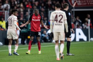 Fotografía de Fabian Strauch, en la que puede verse en una imagen de archivo del 15 de febrero de 2025 al futbolista Nordi Mukiele (c), entonces en las filas del Bayer Leverkusen. EFE