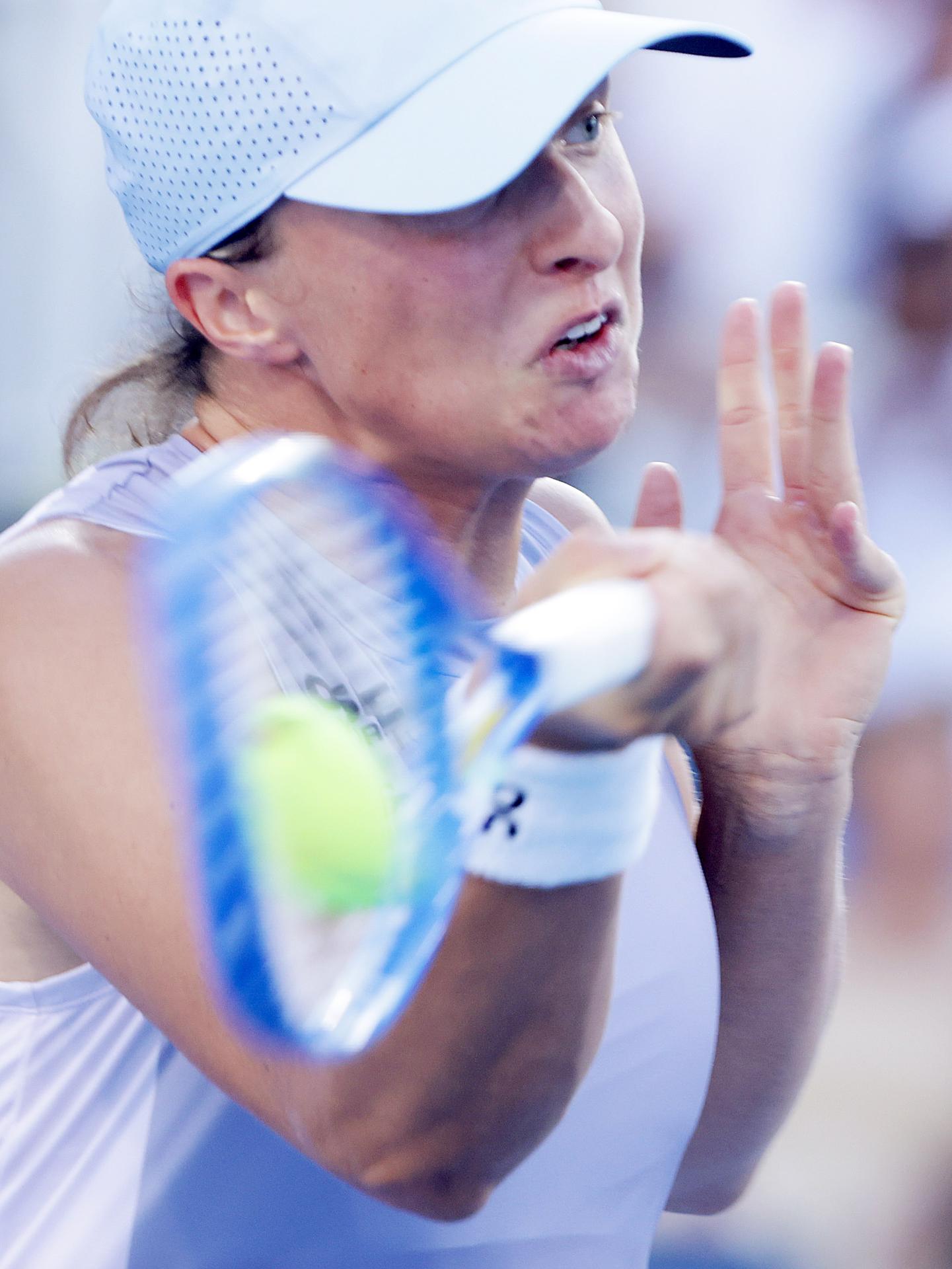 La polaca Iga Swiatek, número 3 del mundo, conquistó este lunes el WTA 1.000 de Cincinnati al derrotar a la italiana Jasmine Paolini (9) por 7-5 y 6-4 en una hora y 49 minutos. EFE/EPA/MARK LYONS