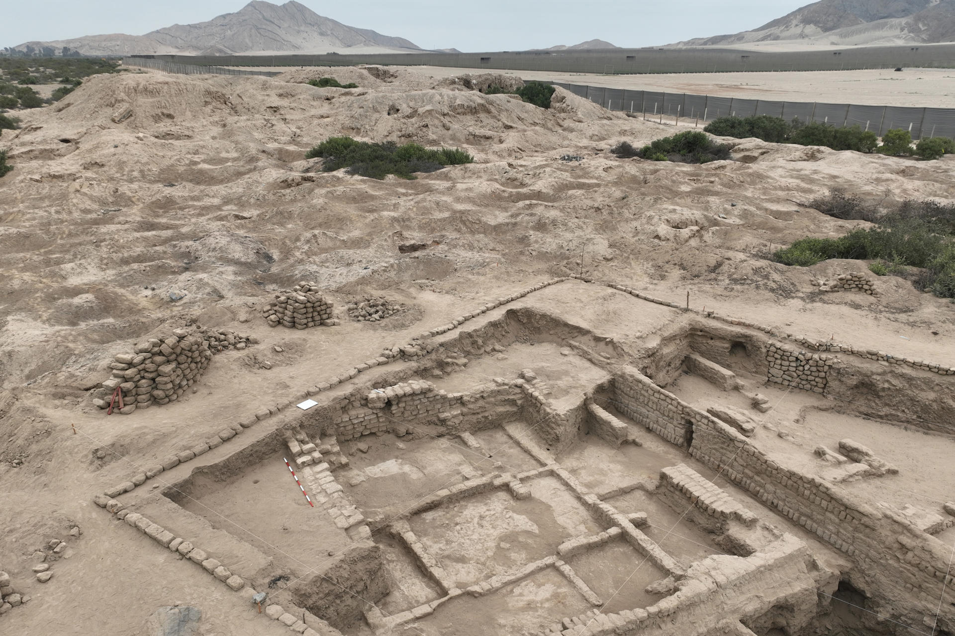 Fotografía aérea que muestra la extensión de una vivienda de la élite de la civilización prehispánica moche este martes, en el complejo arqueológico LicapaII, ubicado en el valle de Chicama, en el departamento de la Libertad, en Trujillo (Perú). EFE/ Proyecto Arqueológico Chicama.