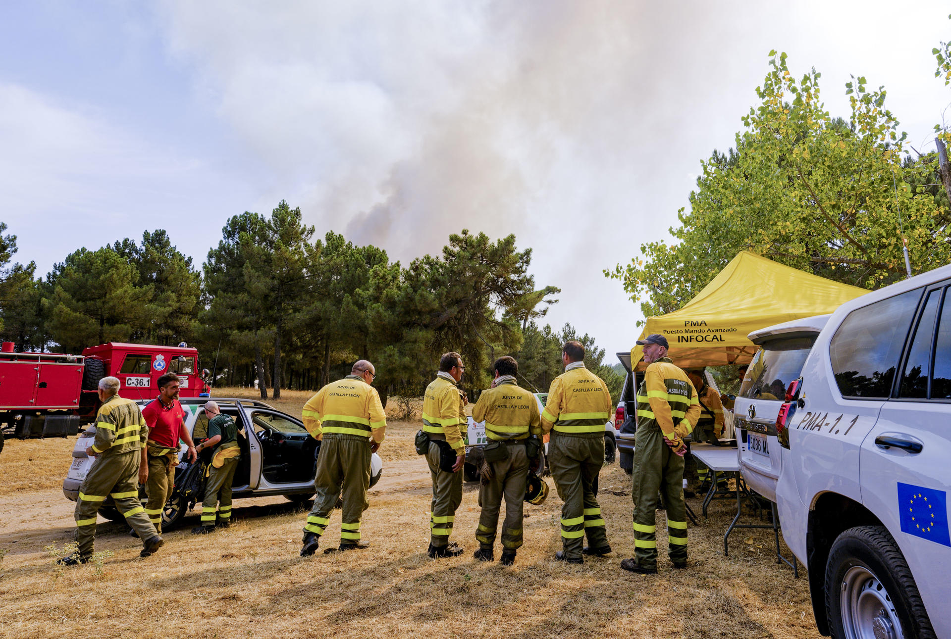 Incendio en las proximidades de Las Navas del Marqués (Ávila), este viernes. EFE/ Raúl Sanchidrián
