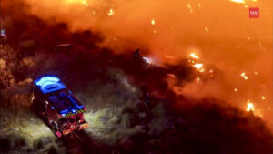 Captura de vídeo de Emergencias Madrid del incendio forestal declarado en la madrugada de esta madrugada en Aranjuez y que ha obligado a desalojar a unos 40 vecinos de la urbanización Valdelascasas. Emergencias Madrid espera que el incendio forestal quede controlado a lo largo de la mañana de este sábado. EFE/ Emergencias Madrid