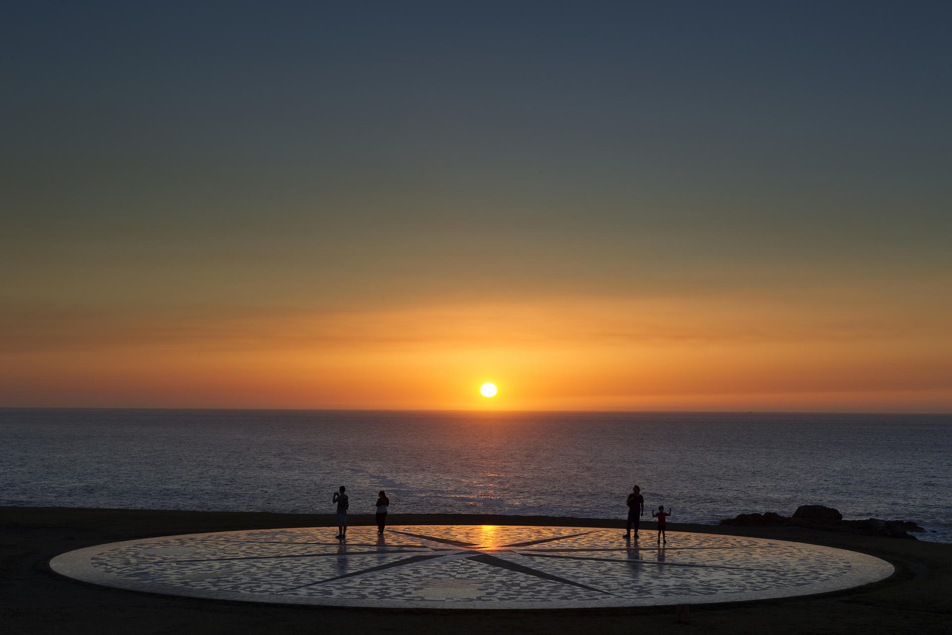 Varios turistas visitan la Torre de Hércules en A coruña. El turismo de cruceros no deja de crecer en la ciudad de A Coruña, pero la duda es qué hacen los pasajeros al desembarcar: monumentos, compras o Santiago de Compostela son las principales ofertas. EFE/ Moncho Fuentes