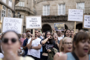 Asistentes a la concentración convocada este jueves en Ourense por la plataforma "Por un monte galego con futuro" para protestar por la ola de fuegos que está asolando Galicia. EFE/ Brais Lorenzo