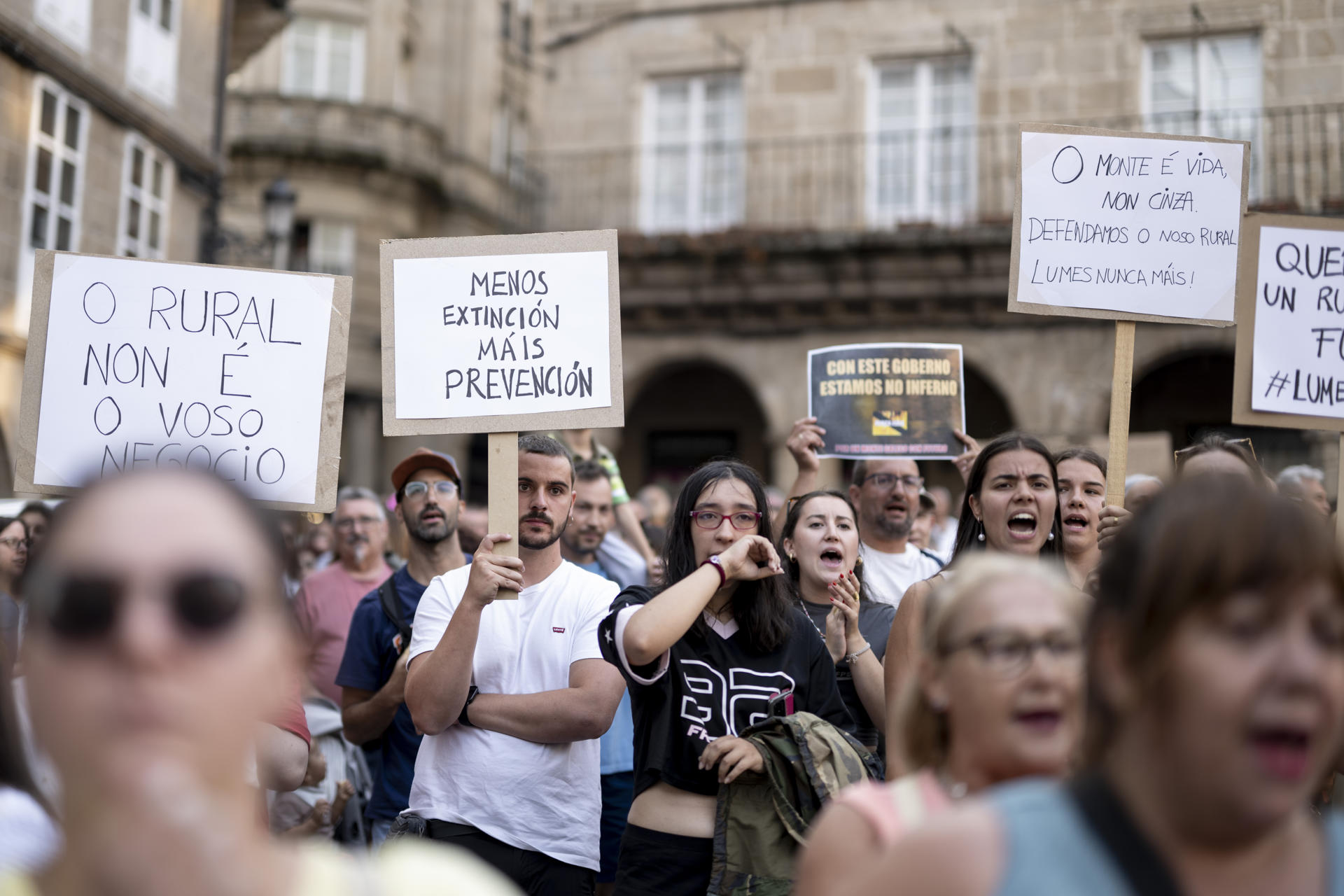 Asistentes a la concentración convocada este jueves en Ourense por la plataforma "Por un monte galego con futuro" para protestar por la ola de fuegos que está asolando Galicia. EFE/ Brais Lorenzo
