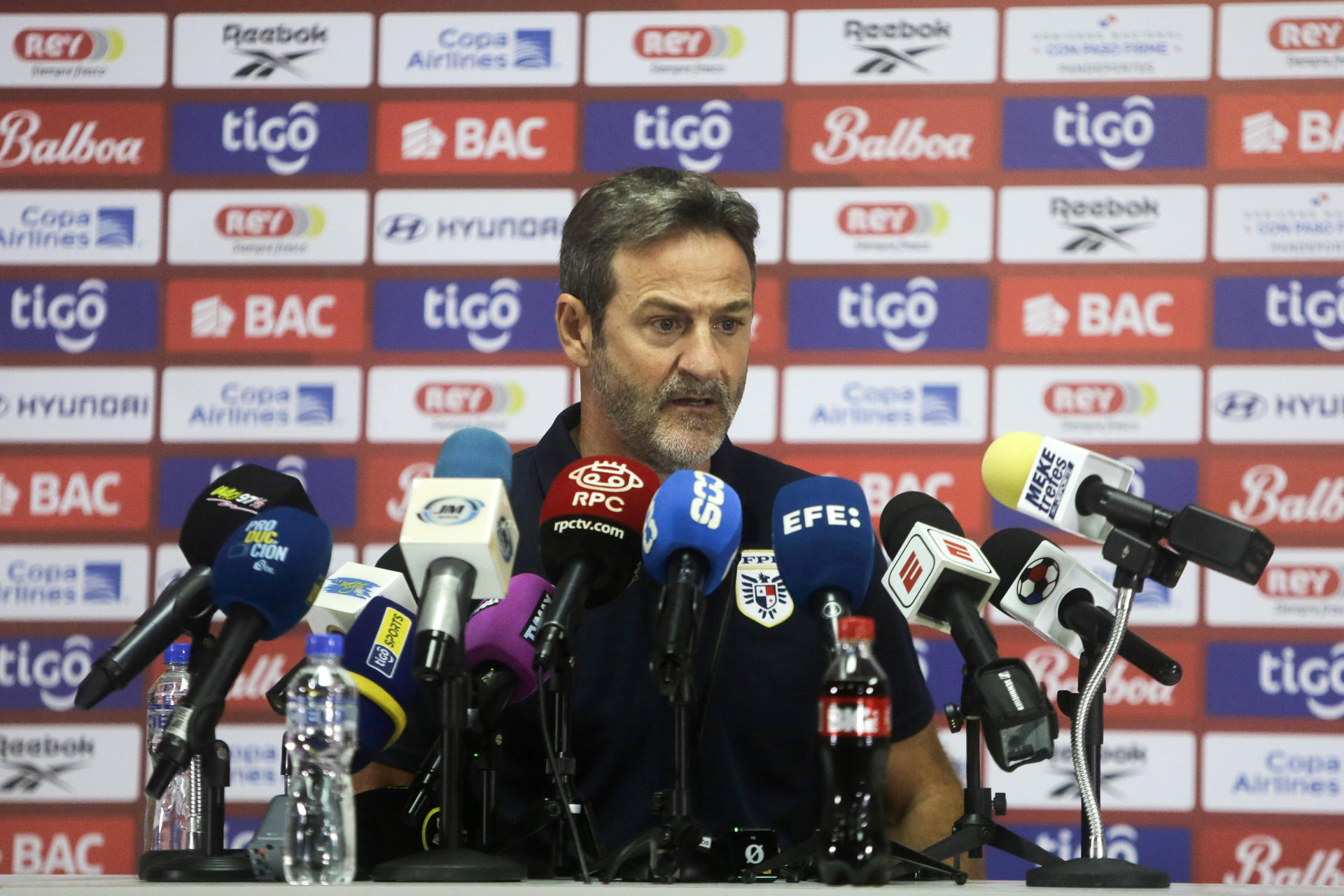 El seleccionador de Panamá, Thomas Christiansen, habla durante una rueda de prensa este jueves en Ciudad de Panamá (Panamá). EFE/ Carlos Lemos