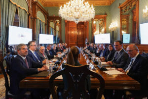 Fotografía cedida hoy por la Presidencia de México, de la mandataria mexicana Claudia Sheinbaum (c) y el vicepresidente brasileño, Geraldo Alckmin (d) durante una reunión en el Palacio Nacional de la Ciudad de México (México). EFE/Presidencia de México/SOLO USO EDITORIAL/NO VENTAS/SOLO DISPONIBLE PARA ILUSTRAR LA NOTICIA QUE ACOMPAÑA(CRÉDITO OBLIGATORIO)