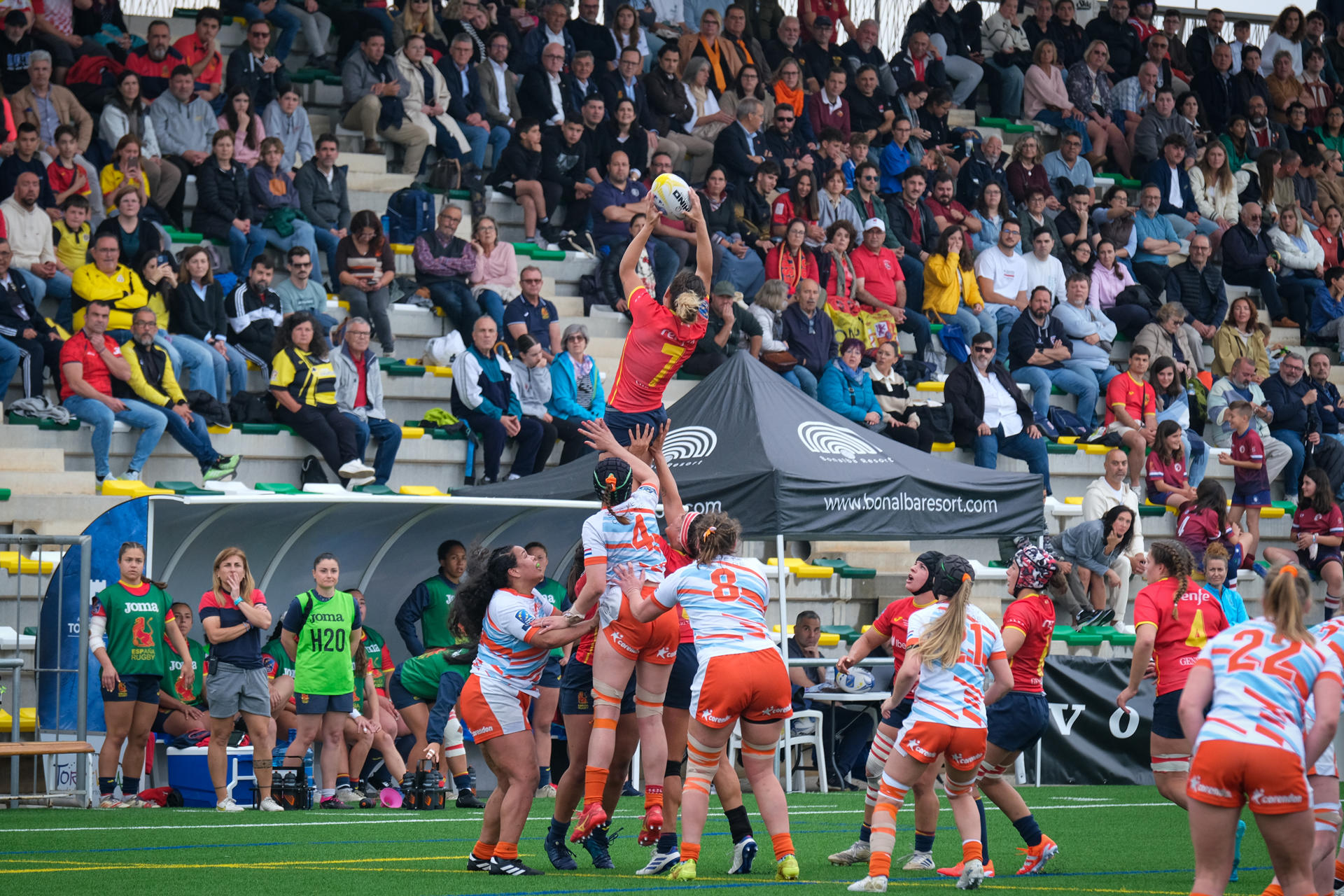 Foto de archivo de Pablo Miranzo en la que se ve a las jugadoras de la Selección española de Rugby Femenina disputando un encuentro. EFE