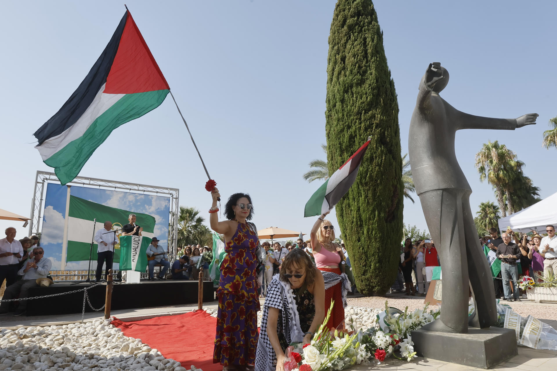 Activistas propalestinas participan en el homenaje que la Fundación Blas Infante ha ofrecido al considerado como 'padre de la patria andaluza' este domingo en Sevilla con motivo del 89 aniversario de su asesinato. EFE/ José Manuel Vidal
