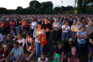Cientos de personas fueron captadas este miércoles, 27 de agosto, durante un vigilia en honor a los dos menores asesinados y a los 17 más heridos en un tiroteo esta mañana, en Minneapolis (Minnesota, EE.UU.). EFE/Craig Lassig
