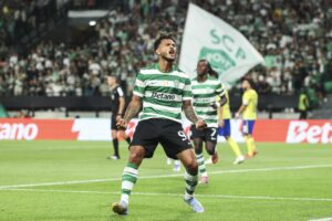 El jugador del Sporting Luis Suarez celebra el 5-0 durante el partido de la Liga Portuguesa que han jugado Sporting CP y FC Arouca, en Lisboa, Portugal. EFE/EPA/MIGUEL A. LOPES