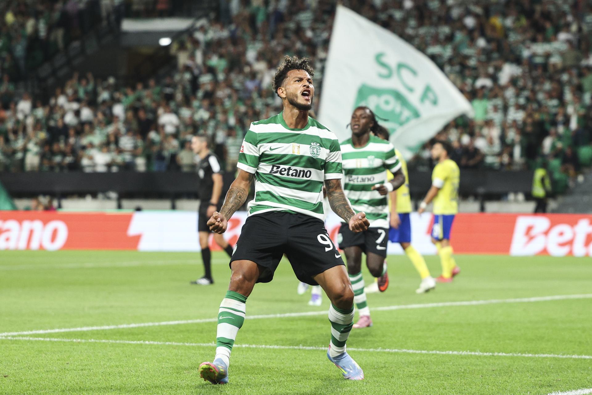 El jugador del Sporting Luis Suarez celebra el 5-0 durante el partido de la Liga Portuguesa que han jugado Sporting CP y FC Arouca, en Lisboa, Portugal. EFE/EPA/MIGUEL A. LOPES