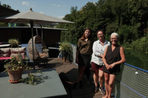 Lucile Jardel (i), Ingrid Jouve (c) y Cathy Jouve, hija, madre y abuela que comparten vida en una péniche, un barco-casa a las orillas del Sena y que se encuentra en Issy-les-Moulineaux, ciudad limítrofe con París. Tres generaciones de una misma familia viven desde hace más de 40 años en una barco amarrado en el río Sena. EFE/ Edgar Sapiña