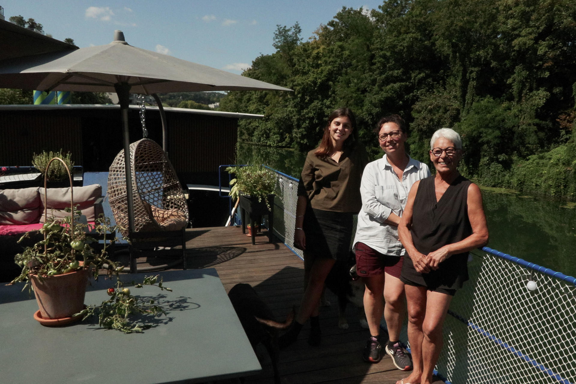 Lucile Jardel (i), Ingrid Jouve (c) y Cathy Jouve, hija, madre y abuela que comparten vida en una péniche, un barco-casa a las orillas del Sena y que se encuentra en Issy-les-Moulineaux, ciudad limítrofe con París. Tres generaciones de una misma familia viven desde hace más de 40 años en una barco amarrado en el río Sena. EFE/ Edgar Sapiña
