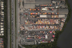 Fotografía aérea de contenedores de carga el 15 de julio de 2025 en el puerto de Santos (Brasil). EFE/ Isaac Fontana