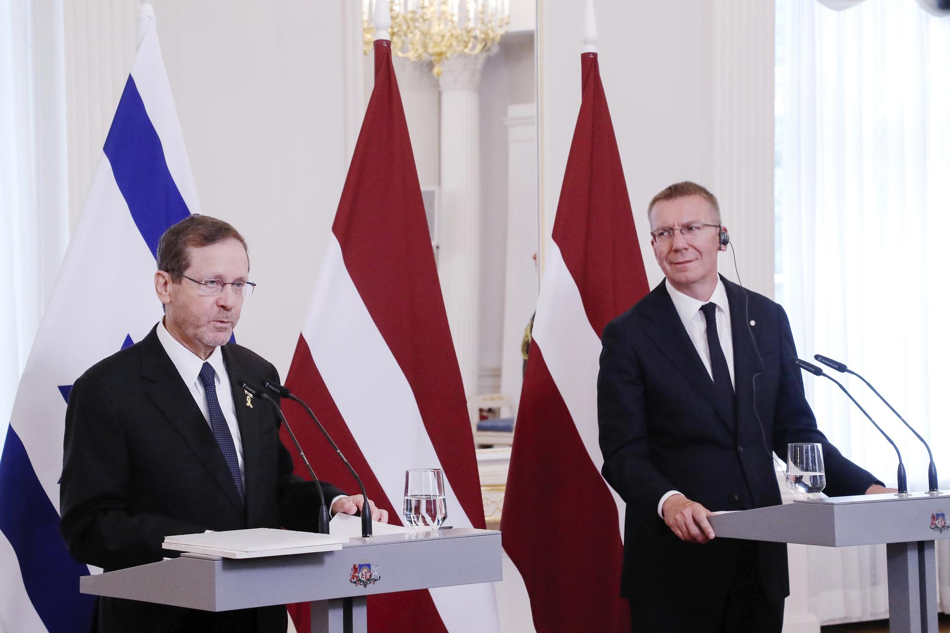 El presidente israelí, Isaac Herzog (izq.), habla durante una rueda de prensa con el presidente letón, Edgars Rinkevics, tras su reunión en el marco de una visita oficial a Riga, Letonia, el 5 de agosto de 2025. (Letonia)EFE/EPA/TOMS KALNINS