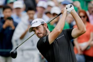 Patrick Cantlay de EE.UU. en el sexto hoyo durante la tercera ronda del torneo de golf Tour Championship 2025. EFE/EPA/ERIK S. LESSER