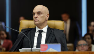 Fotografía cedida por el Supremo Tribunal Federal de Brasil que muestra al juez de la Corte Suprema, Alexandre de Moraes, durante una sesión en Brasilia (Brasil). EFE/ Rosinei Coutinho/Supremo Tribunal Federal de Brasil