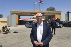El ministro de Salud palestino, Maged Abu Ramadán, ofrece este lunes una entrevista con EFE en el Paso de Rafah (Egipto), en la que defendió que las decenas de miles de personas heridas en la guerra deberían ser tratadas dentro del devastado enclave en vez de ser evacuadas a otros países, pero advirtió que el primer paso debería ser "acabar con las matanzas". EFE/ Carles Grau