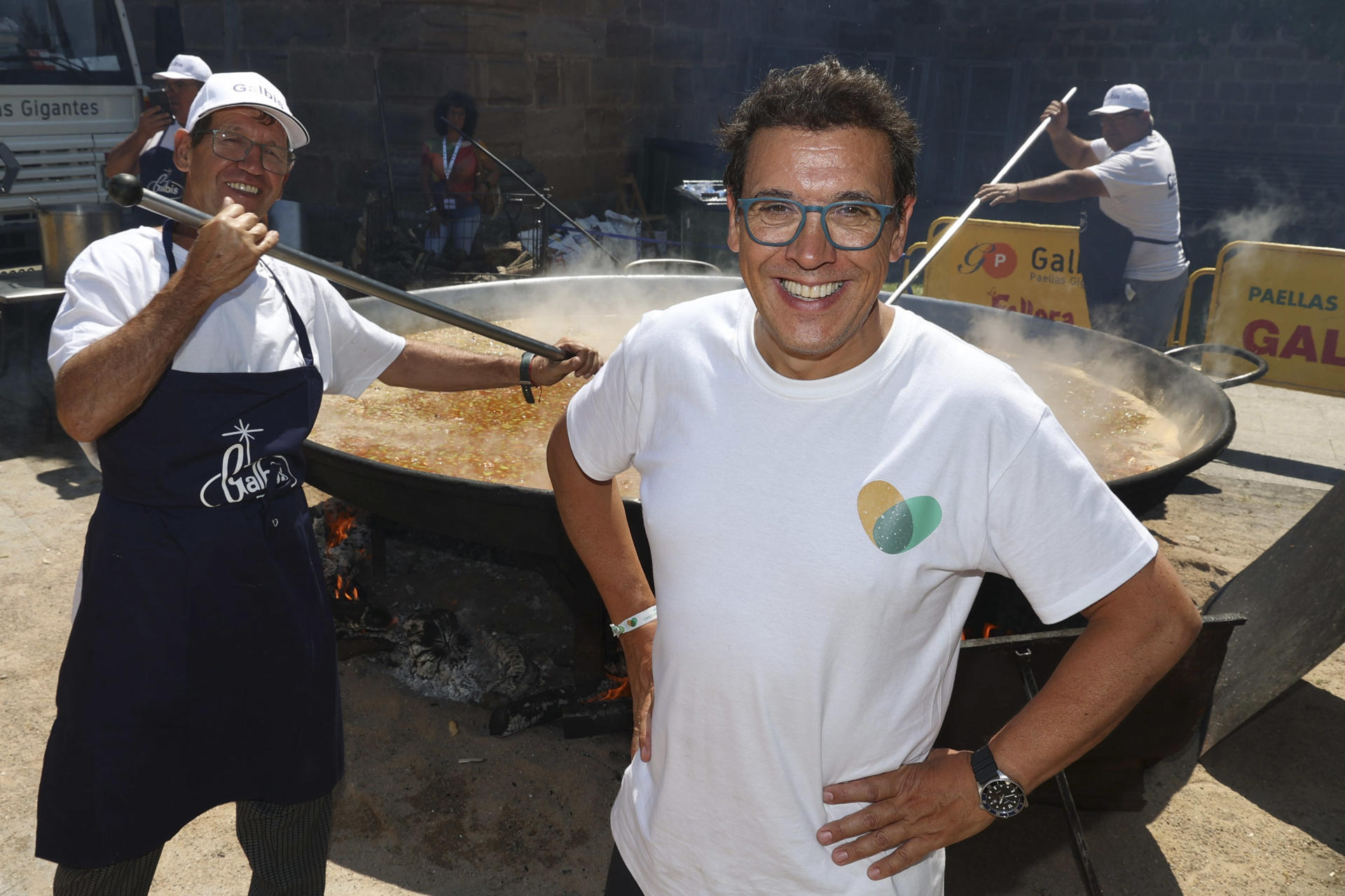 El chef Francis Paniego junto a la paella gigante cocinada para 500 personas, y cuya recaudación se destinará a apoyar a las zonas de la Comunidad Valenciana afectadas por la DANA que azotó el Levante a finales del año pasado, dentro del festival gastronómico 'Mama', que organiza Paniego en la localidad riojana de Ezcaray. EFE/Raquel Manzanares