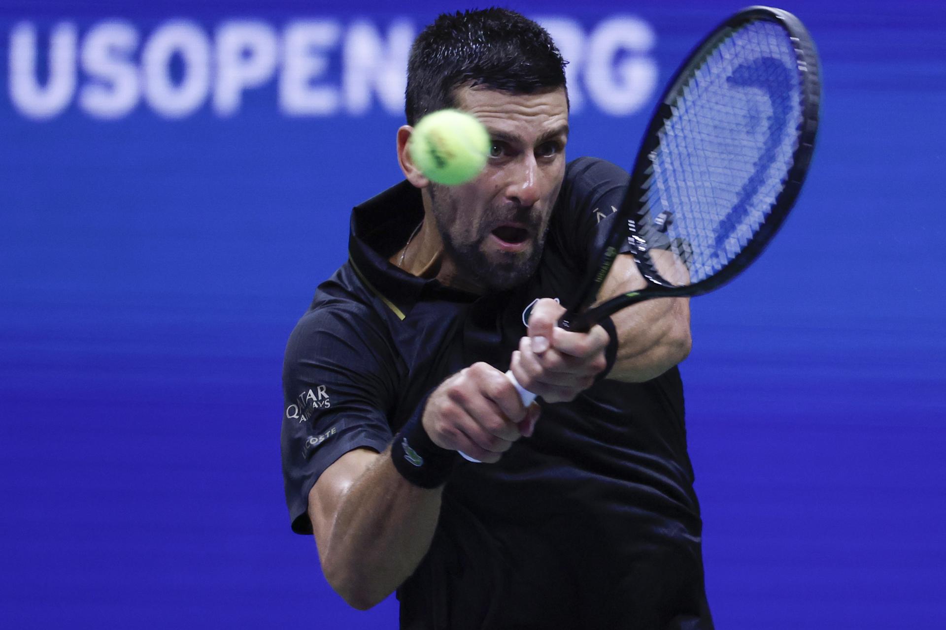 El serbio Novak Djokovic cumplió este domingo en la jornada inaugural del Abierto de Estados Unidos al derrotar al estadounidense Learner Tien. EFE/EPA/BRIAN HIRSCHFELD