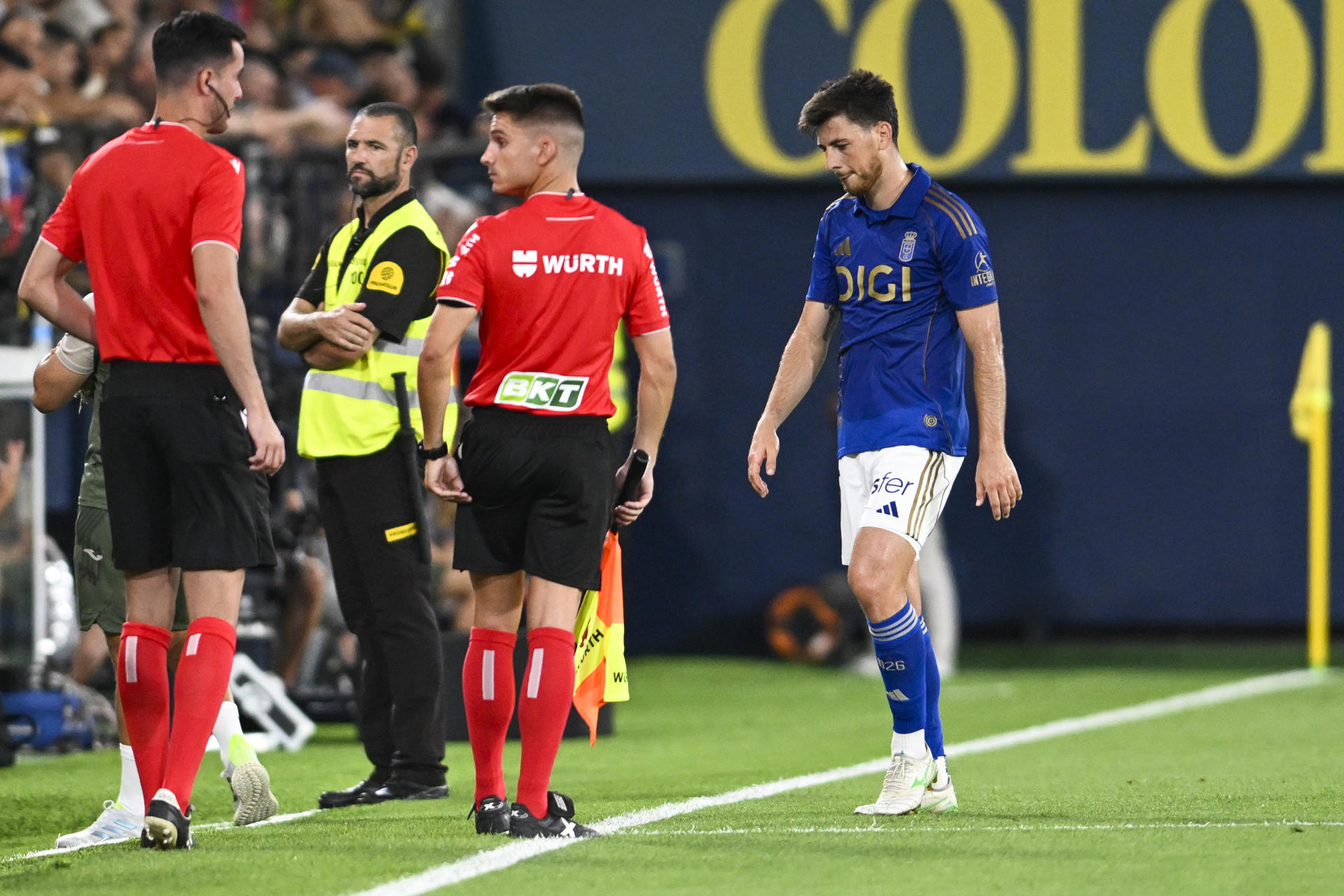 El centrocampista del Oviedo Alberto Reina (d) abandona el terreno expulsado durante el partido de la primera jornada de LaLiga que Villarreal CF y Real Oviedo disputan este viernes en el estadio de La Cerámica. EFE/ Andreu Esteban
