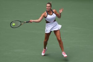 Aryna Sabalenka, número uno del mundo, que defiende el título conquistado en 2024, se deshizo de Rebeka Masarova por 7-5 y 6-1 en una hora y 21 minutos de partido. EFE/EPA/BRIAN HIRSCHFELD