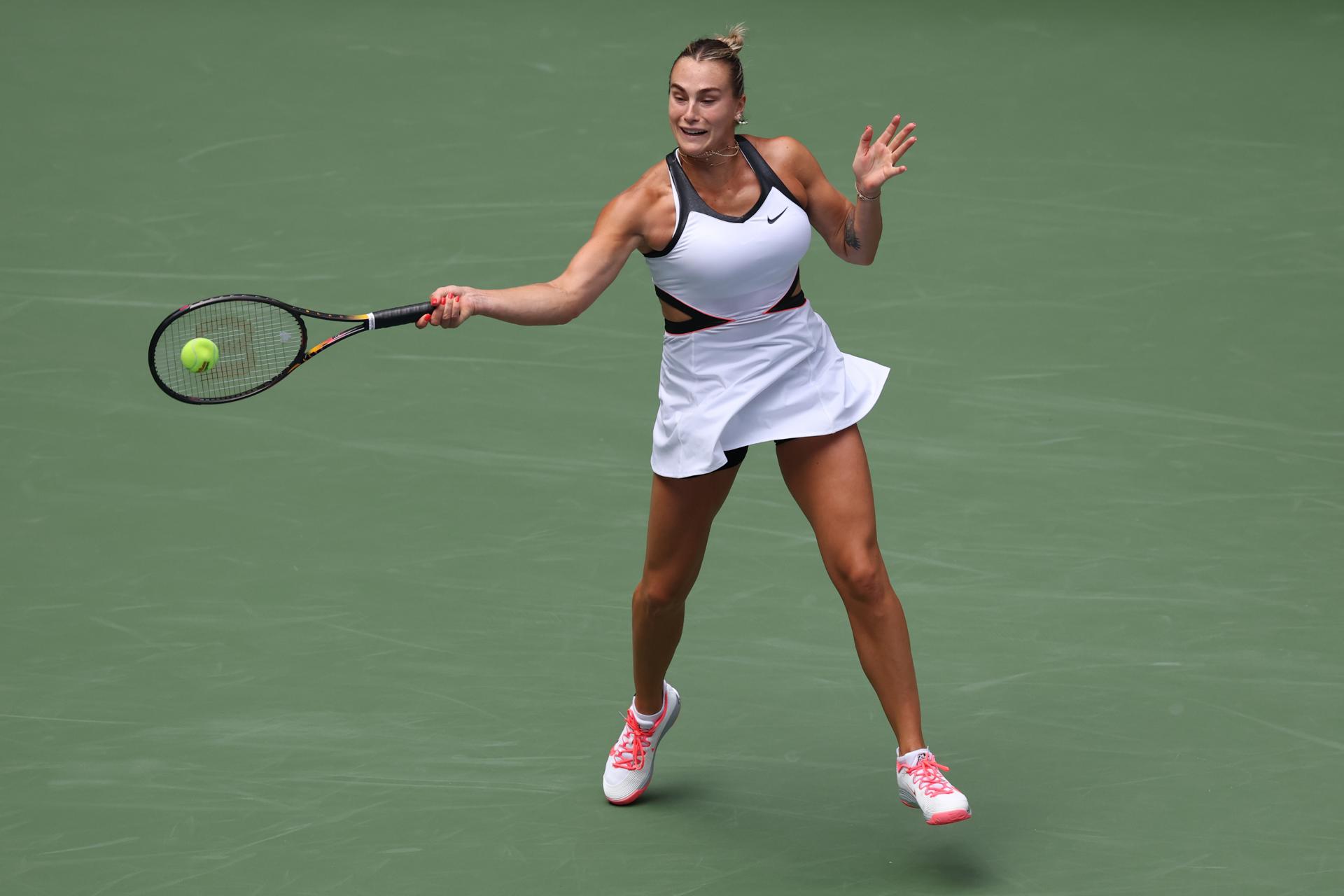 Aryna Sabalenka, número uno del mundo, que defiende el título conquistado en 2024, se deshizo de Rebeka Masarova por 7-5 y 6-1 en una hora y 21 minutos de partido. EFE/EPA/BRIAN HIRSCHFELD
