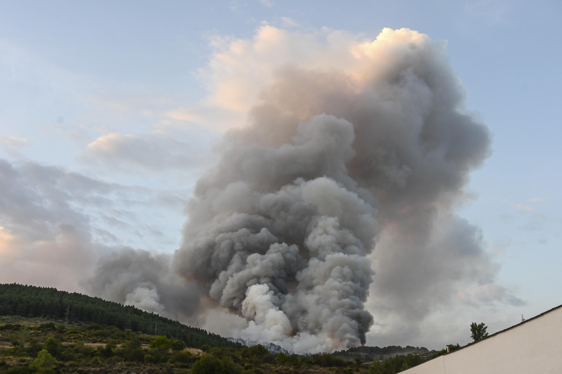 Incendio en las inmediaciones de la localidad de La Magdalena (León), este lunes. EFE/ J.Casares