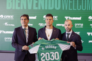El director deportivo del Betis, Manu Fajardo, junto presidente del club, Ángel Haro (I), en la presentación del centrocampista colombiano Nelson Deossa (C). EFE/José Manuel Vidal