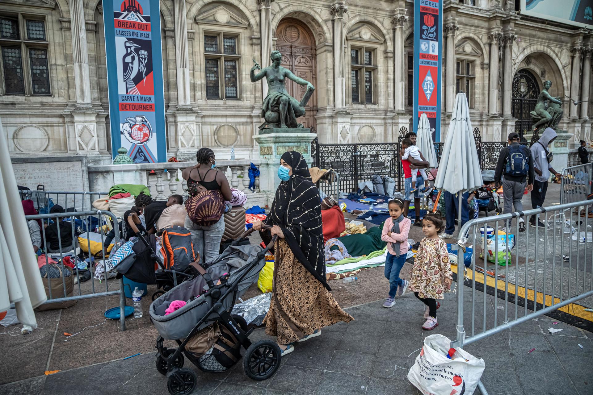Un grupo de migrantes son evacuados de un campamento improvisado frente al Ayuntamiento de París, Francia, el 12 de agosto de 2025. EFE/EPA/CHRISTOPHE PETIT TESSON
