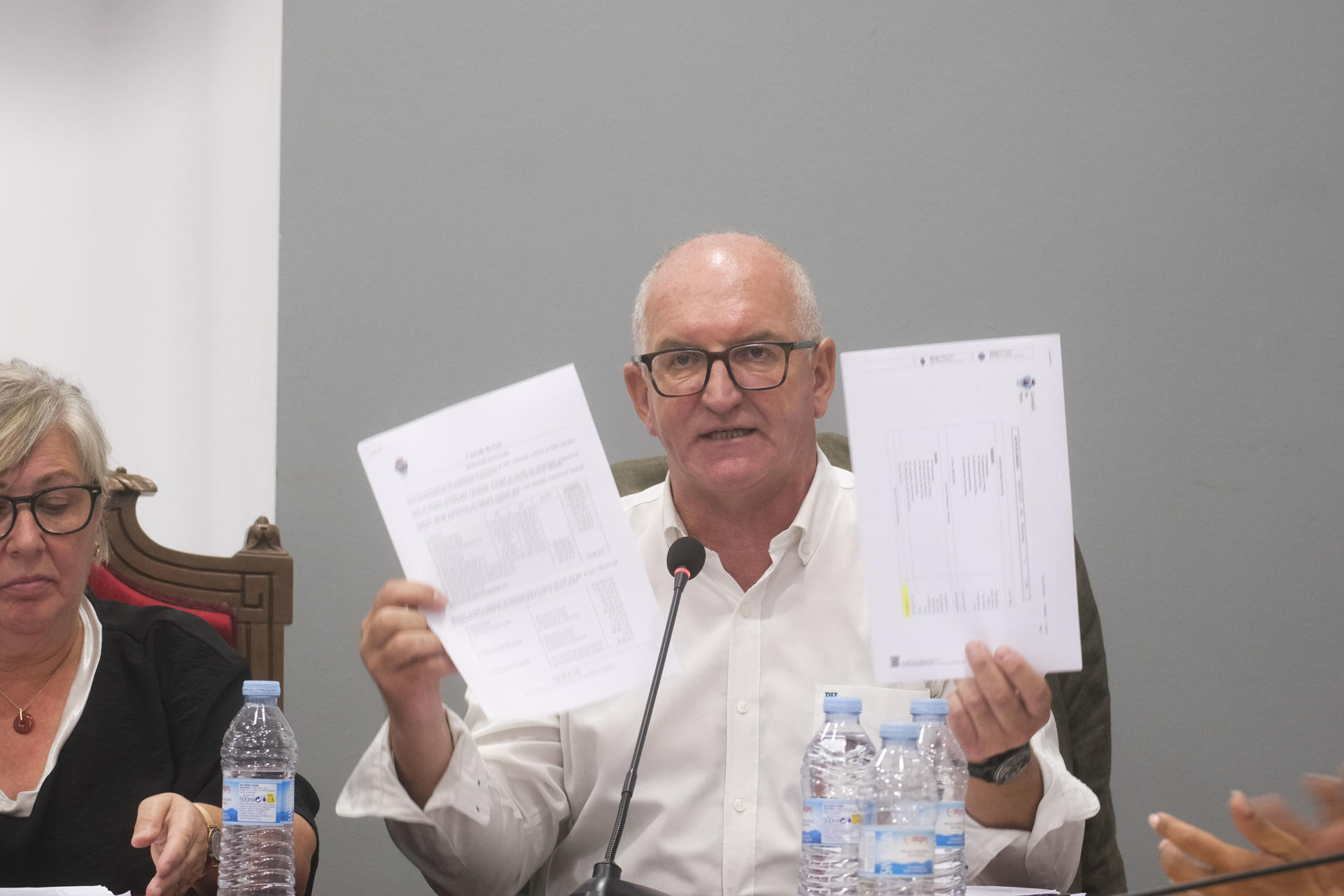 Santiago Freire (PP), regidor saliente de Noia (A Coruña), interviene en la moción de censura en la que el socialista Francisco Pérez Caamaño ha sido proclamado nuevo alcalde del municipio. Freire llevaba al frente del ayuntamiento desde el año 2016. EFE/Xurxo Martínez