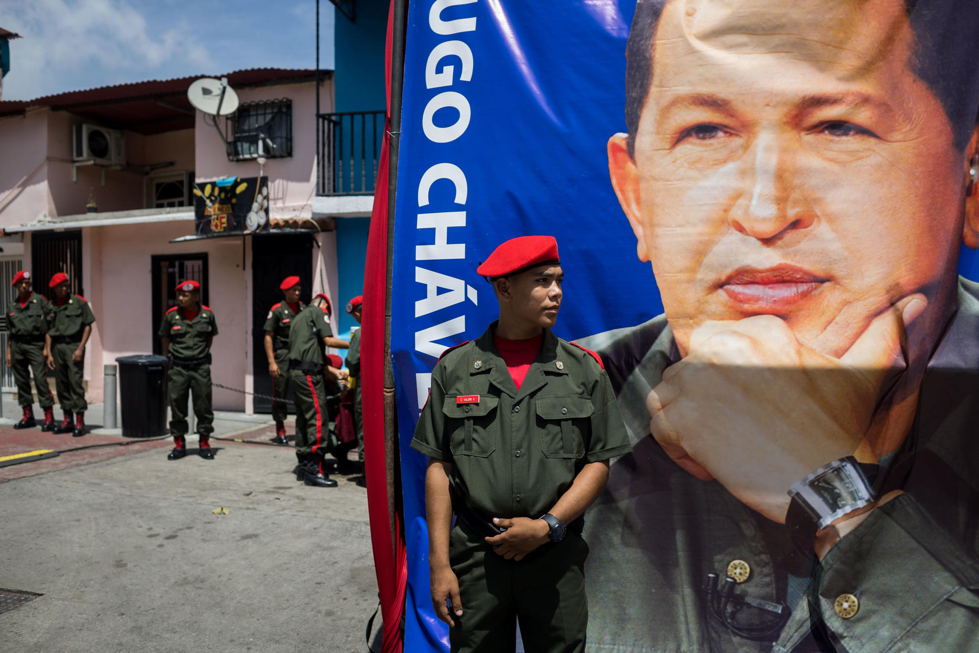 Integrantes de la Fuerza Armada Nacional Bolivariana custodian un puesto de alistamiento de milicianos este sábado, en Caracas (Venezuela). EFE/ Miguel Gutiérrez