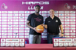El Hiopos Lleida ha presentado este jueves al ala-pívot Melvin Ejim, que se incorpora al club ilerdense con el objetivo de "causar un impacto en el juego y la ciudad", y "ayudar al equipo" con un rol diferente al que tenía hasta la pasada campaña en el Unicaja. En la imagen el jugador junto al presidente de la entidad Albert Aliaga (d).EFE/ Àlex López