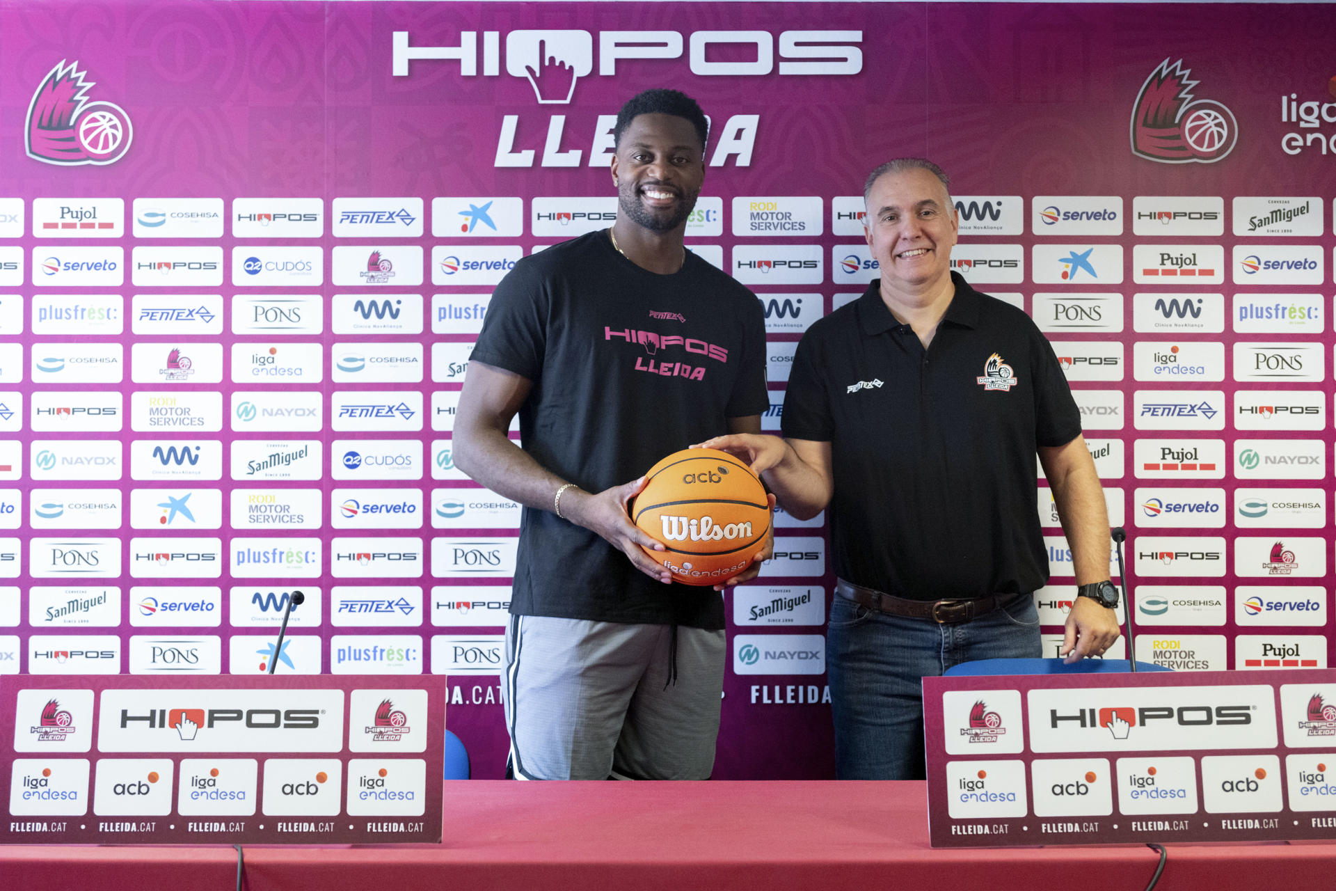 El Hiopos Lleida ha presentado este jueves al ala-pívot Melvin Ejim, que se incorpora al club ilerdense con el objetivo de "causar un impacto en el juego y la ciudad", y "ayudar al equipo" con un rol diferente al que tenía hasta la pasada campaña en el Unicaja. En la imagen el jugador junto al presidente de la entidad Albert Aliaga (d).EFE/ Àlex López