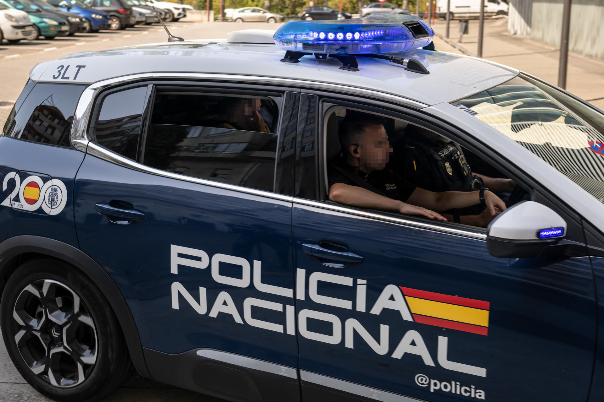 El joven de 28 años detenido como presunto autor de varios incendios en el municipio de Ourense es trasladado a los juzgados. EFE/ Brais Lorenzo