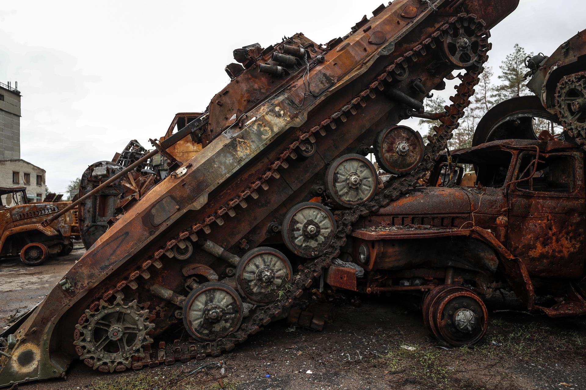 Foto de archivo. Una fotografía muestra tanques blindados rusos destruidos en la ciudad de Lyman, región de Donetsk, Ucrania, el 11 de octubre de 2022 . (Rusia, Ucrania) EFE/EPA/ATEF SAFADI