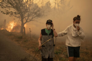 Vecinos trabajan en labores de extinción del incendio forestal de Carballeda de Avia (Ourense) este domingo. La ola de incendios que afecta al noroeste de España no da tregua este domingo. Tras una semana de incendios que han causado tres muertos, miles de hectáreas quemadas y miles de desalojados por las llamas, el país se encuentra devastao. En la región de Galicia ardieron ya 50.000 hectáreas y en la de Castilla y León 3.500 personas permanecían fuera de sus hogares. EFE/ Brais Lorenzo