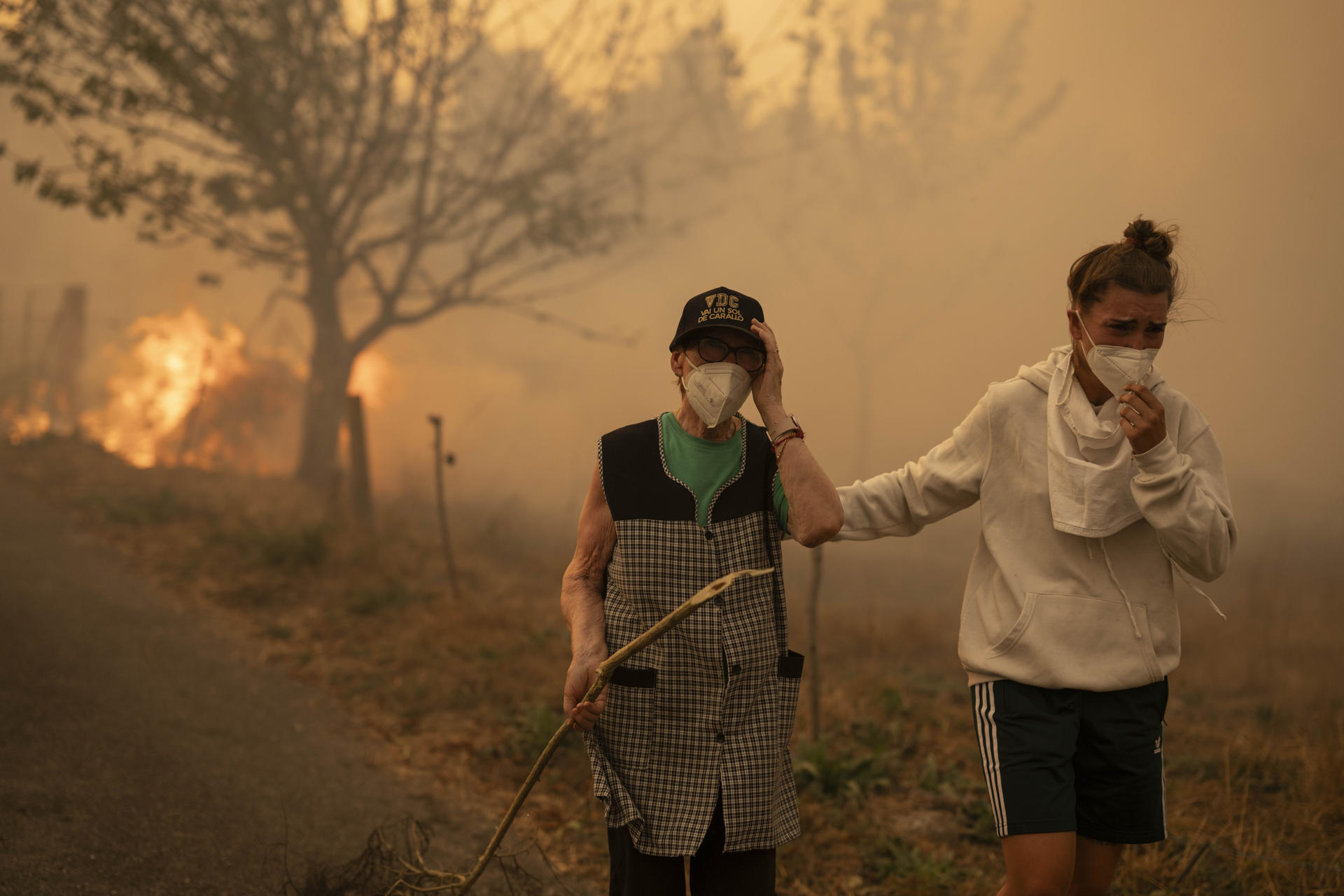 Vecinos trabajan en labores de extinción del incendio forestal de Carballeda de Avia (Ourense) este domingo. La ola de incendios que afecta al noroeste de España no da tregua este domingo. Tras una semana de incendios que han causado tres muertos, miles de hectáreas quemadas y miles de desalojados por las llamas, el país se encuentra devastao. En la región de Galicia ardieron ya 50.000 hectáreas y en la de Castilla y León 3.500 personas permanecían fuera de sus hogares. EFE/ Brais Lorenzo