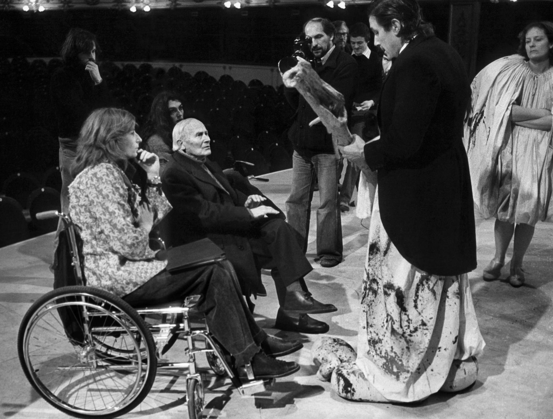 Imagen de archivo (21/02/1978).- El pintor Joan Miró, con la actriz Gloria Rognoni (izda), en los ensayos de la obra "Mori el Merma", en la que el pintor mallorquín ha diseñado y pintado los muñecos. EFE/jgb