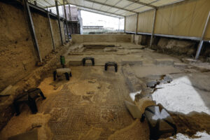 Un mosaico del primer cuarto del siglo III de 27 metros cuadrados, del que se conserva en muy buen estado el 60 por ciento y que ha sido excavado este verano en Écija (Sevilla), da muestra del lujo, la ostentación, la riqueza y el elevado nivel artístico del que disfrutaron las aristocracias locales del imperio Romano.EFE/José Manuel Vidal