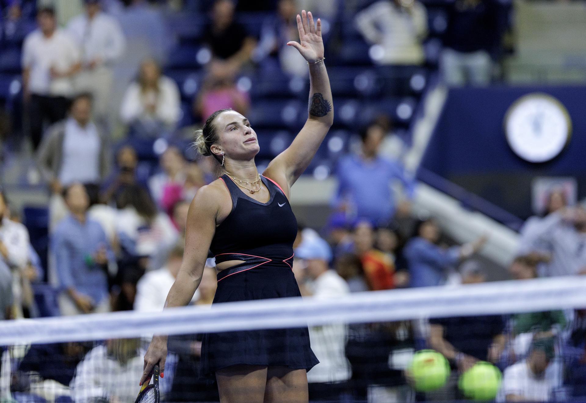 La bielorrusa Aryna Sabalenka saluda al público de Flushing Meadows tras derrotar ese miércoles a la rusa Polina Kudermetova, resultado que le ha clasificado a la tercera ronda del Abierto de Estados Unidos. EFE/EPA/CRISTOBAL HERRERA ULASHKEVICH