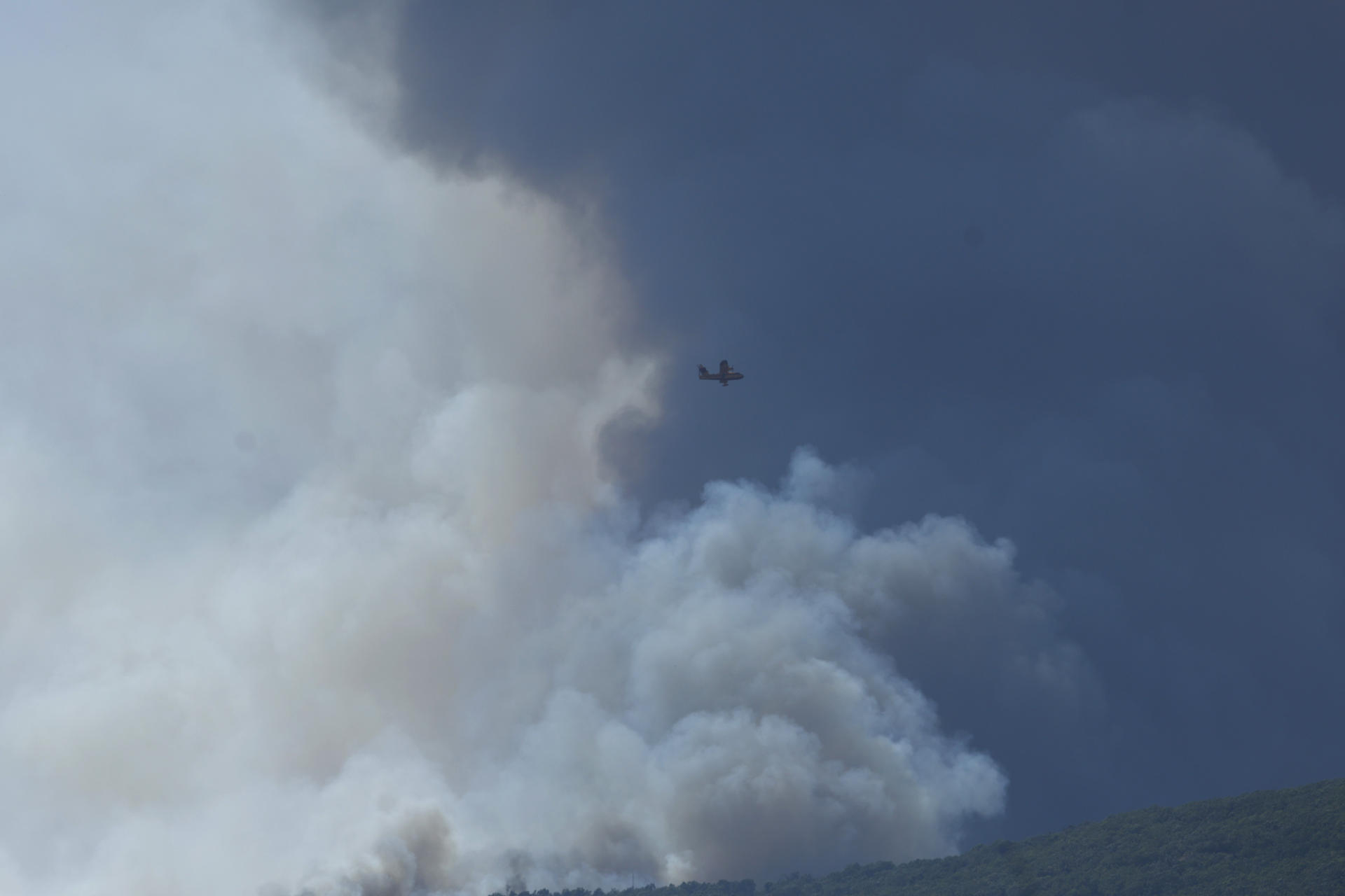 Efectivos del Infoca trabajan en la extinción del incendio declarado en la sierra de la Plata, cerca de la playa de Bolonia en Tarifa (Cádiz), para el que se ha activado esta tarde la fase de emergencia, situación operativa 1, según ha informado en sus redes sociales el consejero andaluz Antonio Sanz. EFE/A.Carrasco Ragel.