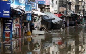 People clear water from a building flooded by heavy rain in Karachi, Pakistan, 20 August 2025. Since the start of the monsoon season on 26 June, the death toll from rains and flooding in Pakistan has reached at least 748. The National Disaster Management Authority (NDMA) reported that an additional 978 people have been injured. EFE/EPA/REHAN KHAN