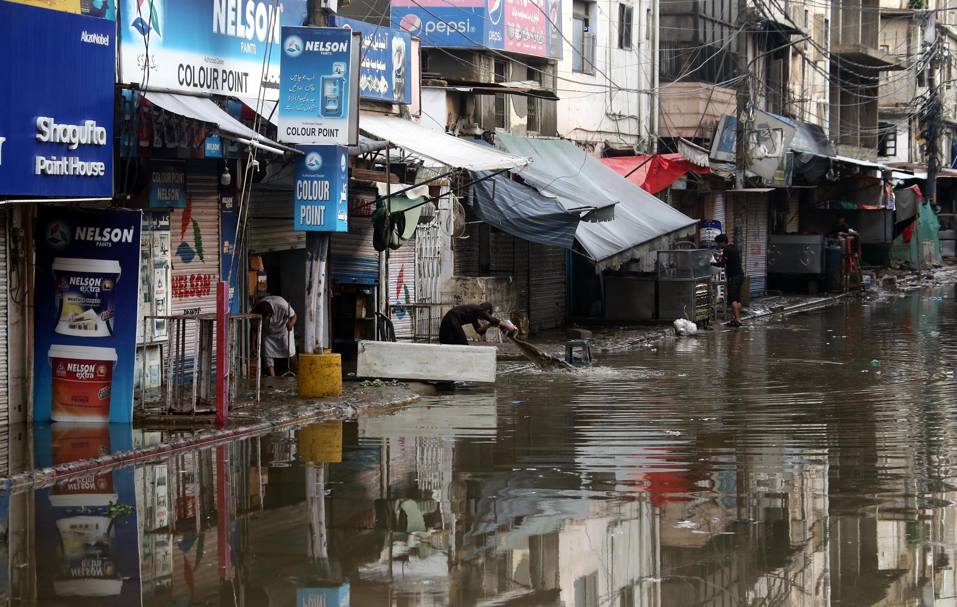 People clear water from a building flooded by heavy rain in Karachi, Pakistan, 20 August 2025. Since the start of the monsoon season on 26 June, the death toll from rains and flooding in Pakistan has reached at least 748. The National Disaster Management Authority (NDMA) reported that an additional 978 people have been injured. EFE/EPA/REHAN KHAN