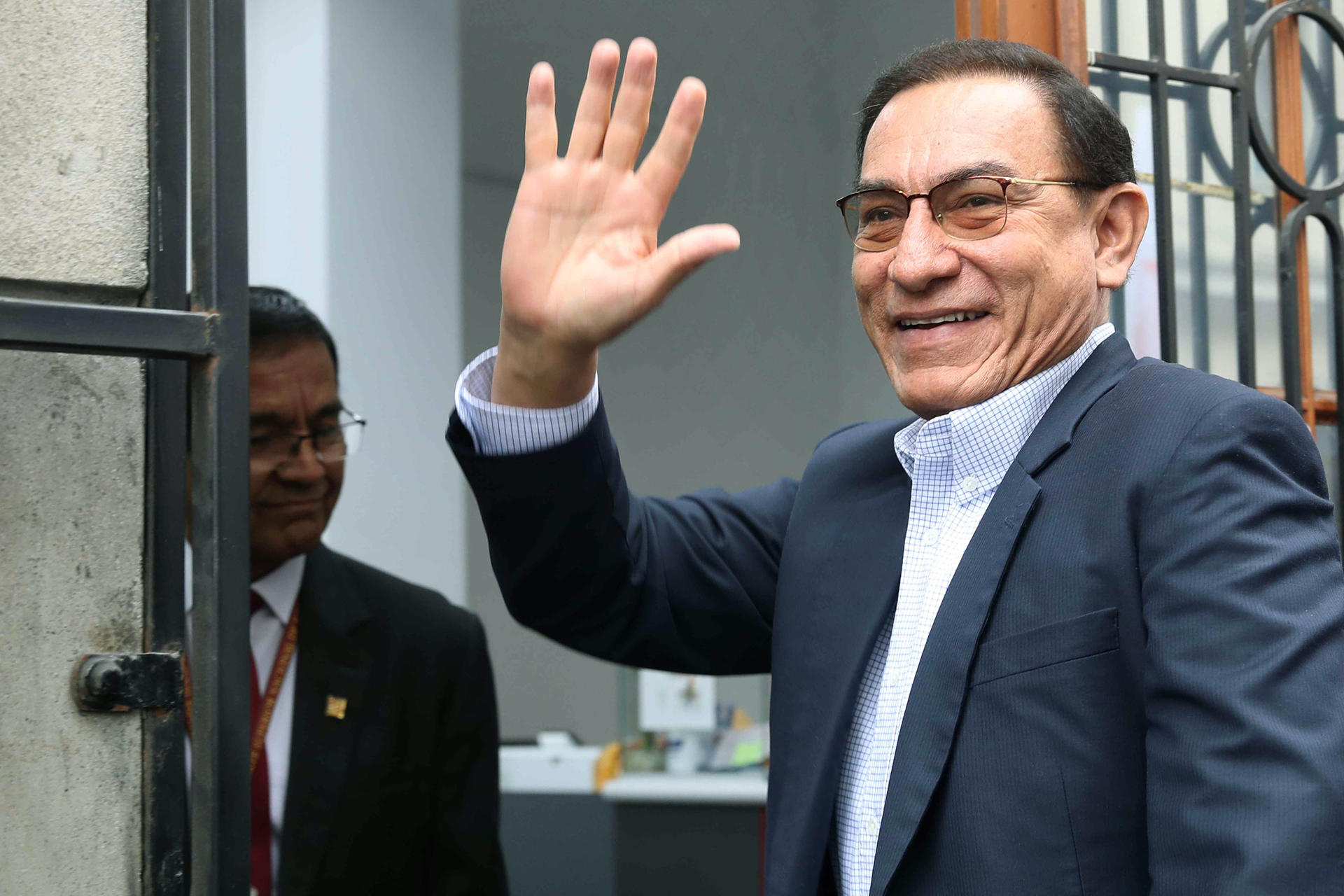 El expresidente de Perú Martín Vizcarra saluda durante el ingreso a un juzgado este miércoles, en Lima (Perú). EFE/ Paolo Aguilar